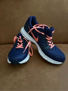 Nike Downshifter 6 Women's Running Shoe in  Midnight Navy/ peach accents. Size 9